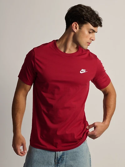 NIKE SPORTSWEAR CLUB T-SHIRT - CRIMSON