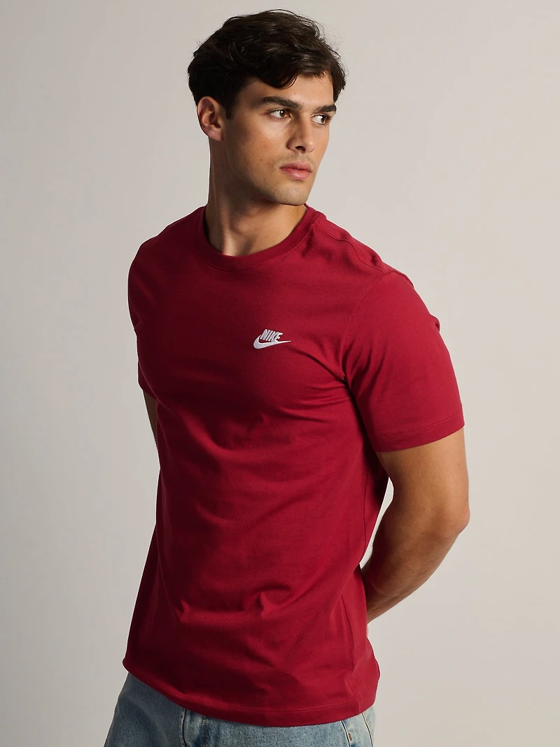 NIKE SPORTSWEAR CLUB T-SHIRT - CRIMSON