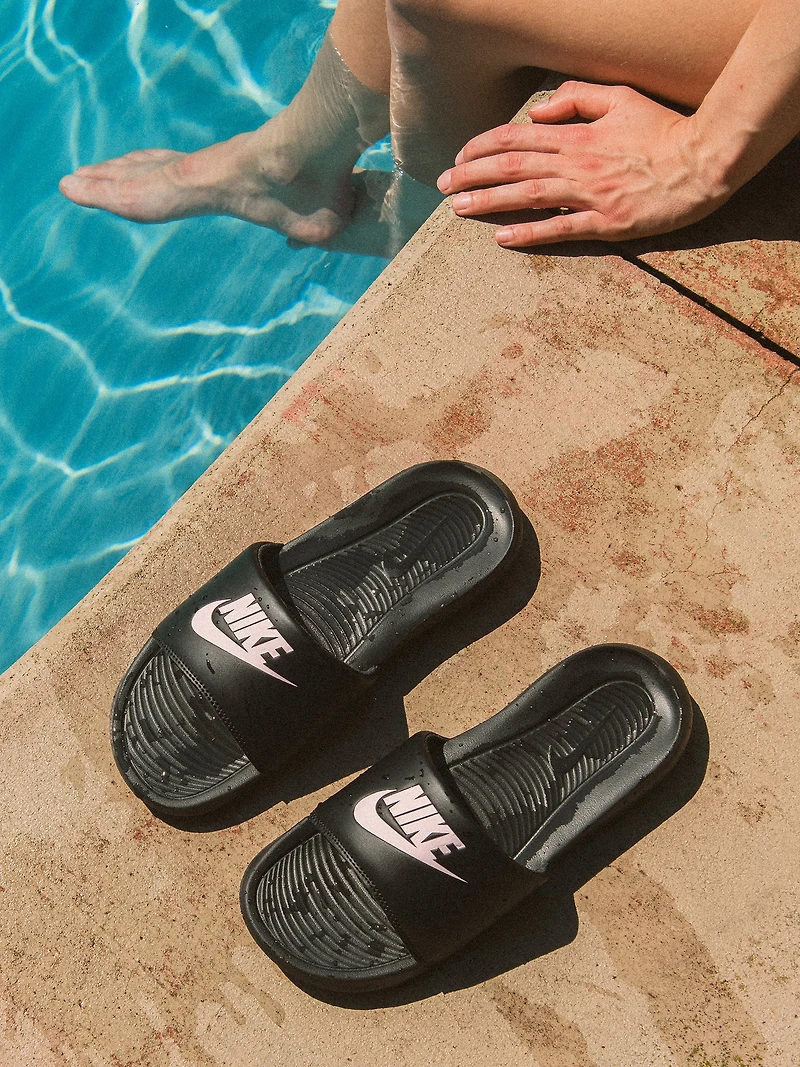 WOMENS NIKE VICTORI ONE SLIDES - BLACK/LIGHT ARCTIC PINK
