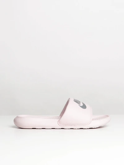 WOMENS NIKE VICTORI ONE SLIDES - BARELY ROSE/METALIC SILVER