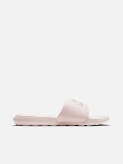 WOMENS NIKE VICTORI ONE SLIDES - BARELY ROSE/METALIC SILVER