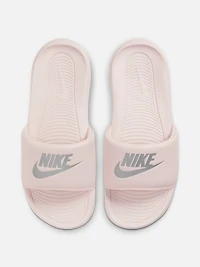 WOMENS NIKE VICTORI ONE SLIDES - BARELY ROSE/METALIC SILVER