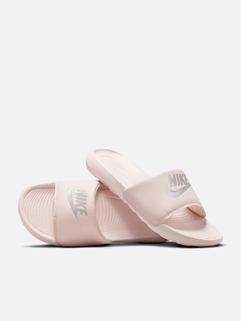 WOMENS NIKE VICTORI ONE SLIDES - BARELY ROSE/METALIC SILVER