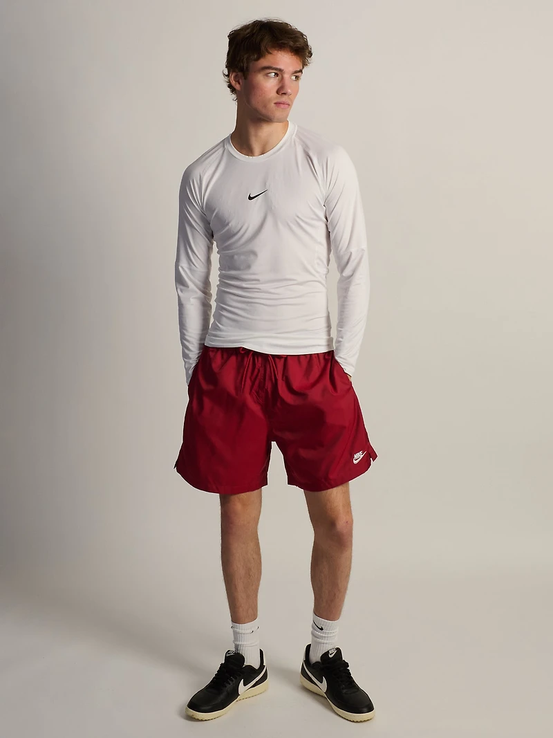 NIKE CLUB WOVEN FLOW SHORT - CRIMSON