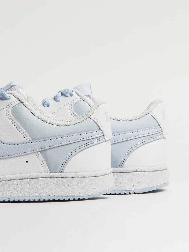 SNEAKER NIKE COURT VISION LOW NEXT NATURE POUR FEMME - BLANC/BLEU
