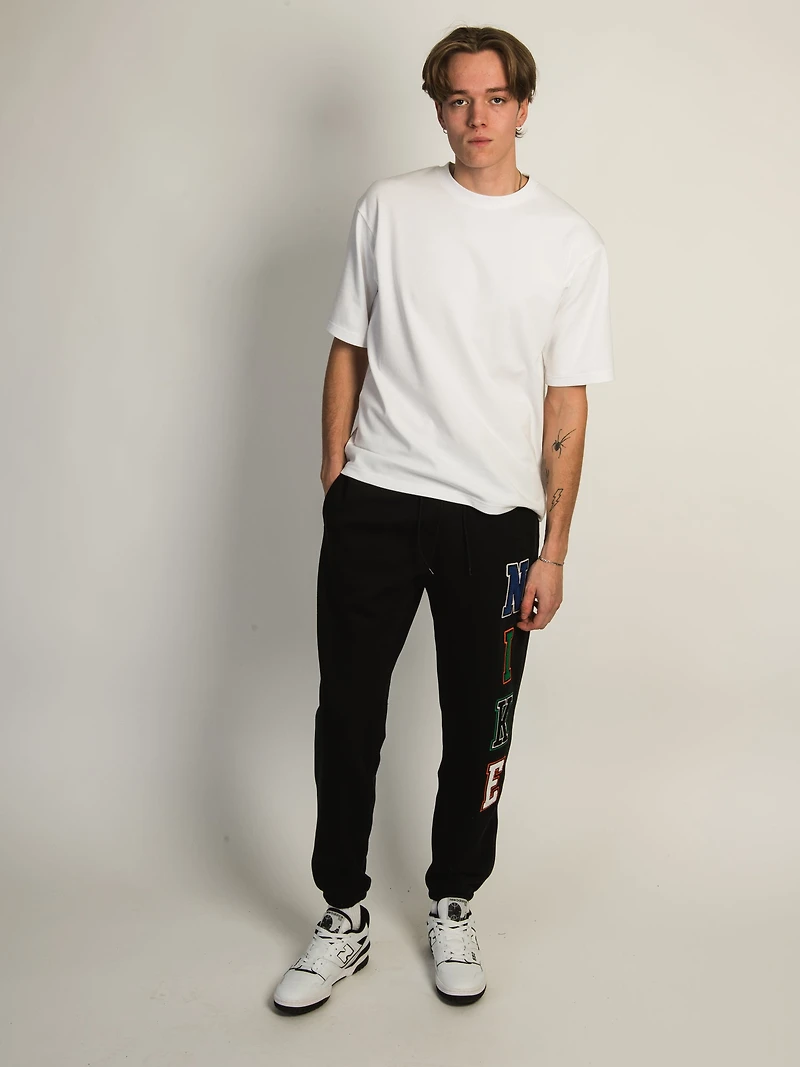 NIKE CLUB CHENILLE LETTER FLEECE PANT