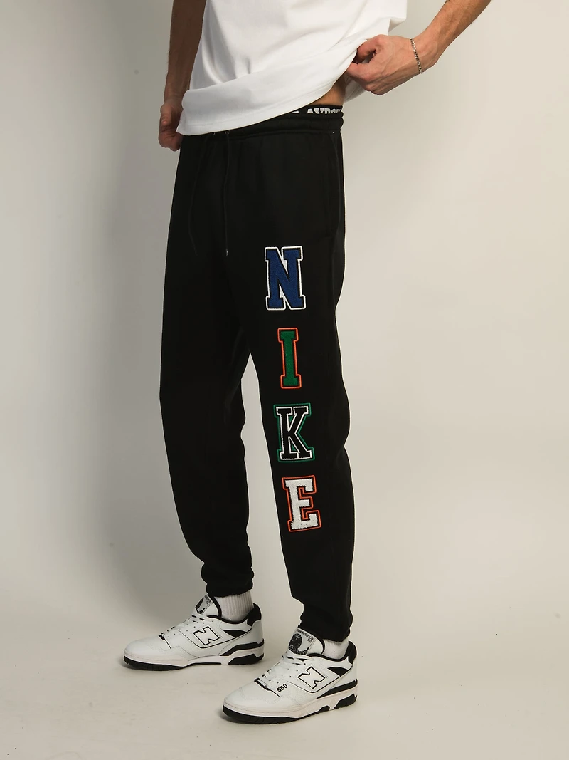 NIKE CLUB CHENILLE LETTER FLEECE PANT