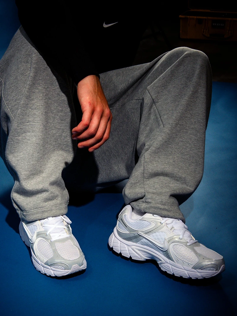 MENS NIKE V5 RNR SNEAKER - WHITE