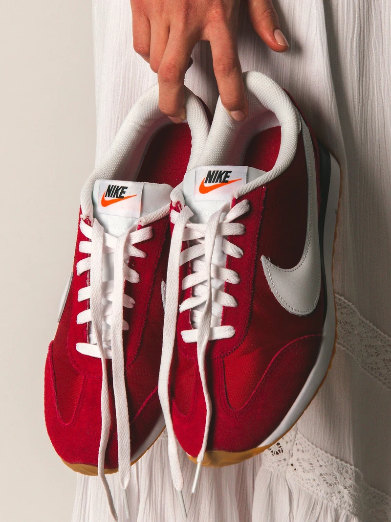 WOMENS NIKE PACIFIC SNEAKER - TEAM CRIMSON/WHITE