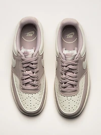 WOMENS NIKE COURT VISION LO P NBKL SNEAKER