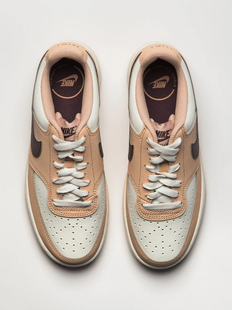 BASKETS BASSES NIKE COURT VISION POUR FEMMES - BEIGE
