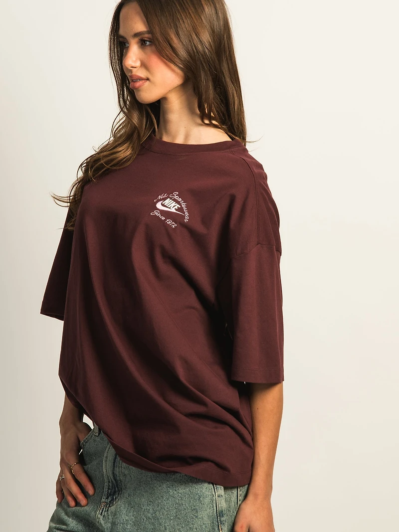 NIKE SPORTSWEAR CLASSICS TEE - BURGUNDY