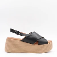 PIA – La sandale plateforme audacieuse