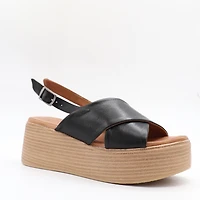 PIA – La sandale plateforme audacieuse