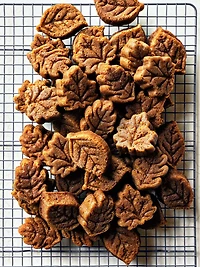 Nordic Ware ® Leaflettes Cakelet Pan