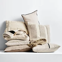 Bari 20"x20" White Swan Knitted Throw Pillow Cover
