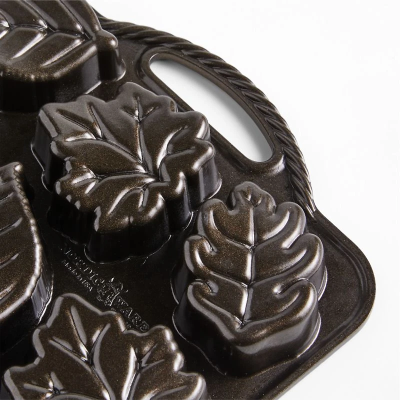 Nordic Ware ® Leaflettes Cakelet Pan