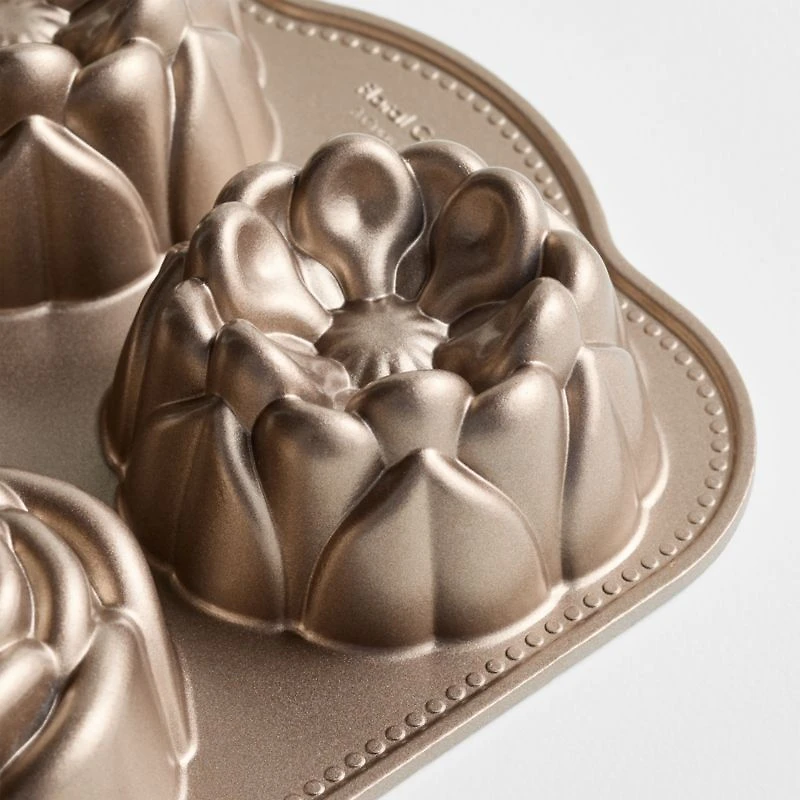 Nordic Ware ® Floral Cakelet Pan