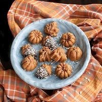 Nordic Ware ® Autumn Delights Cakelet Pan