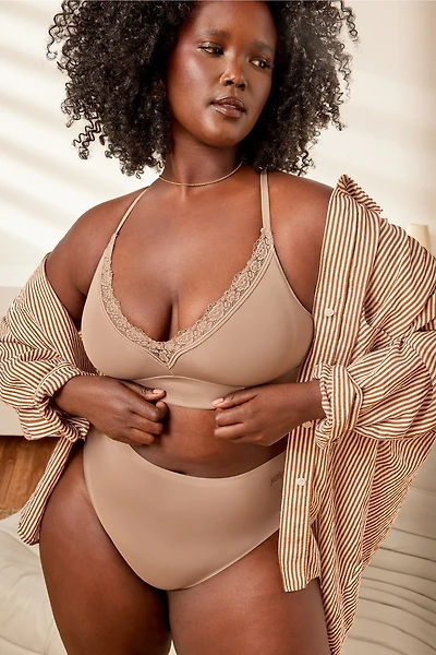 Smoothed Reality Lace Plunge Bra