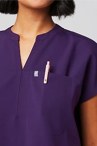Evolve 3-Pocket Scrub Top