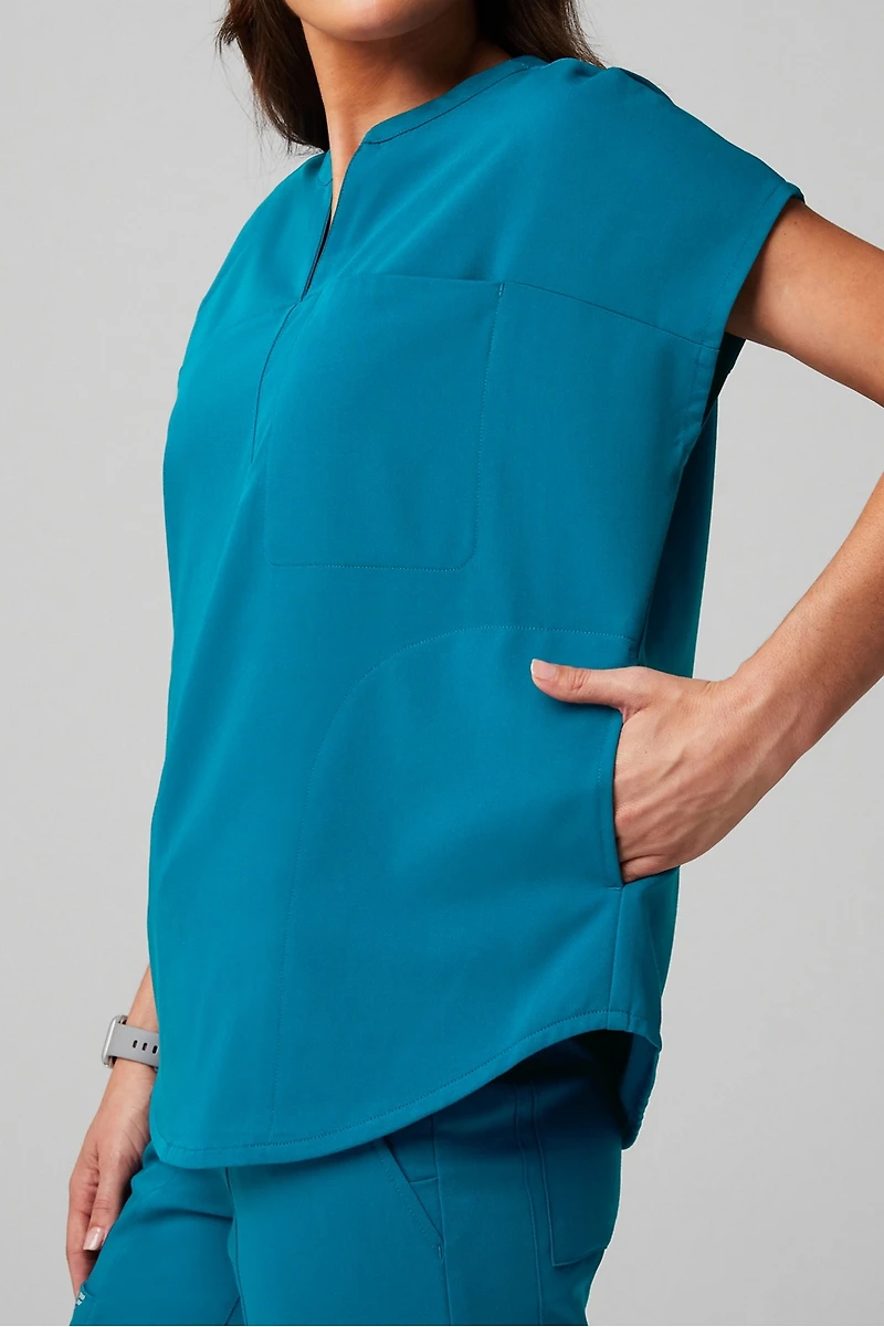 Evolve 3-Pocket Scrub Top