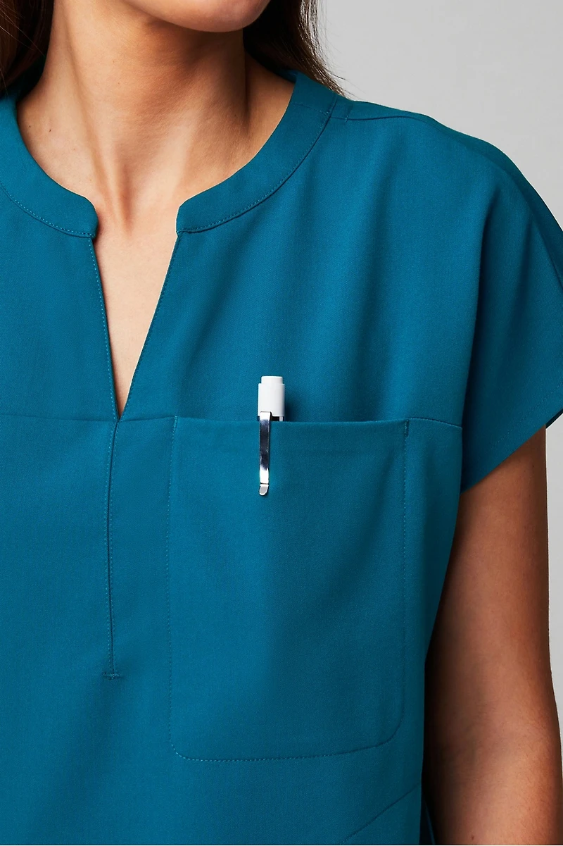 Evolve 3-Pocket Scrub Top