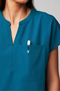 Evolve 3-Pocket Scrub Top