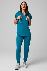 Evolve 3-Pocket Scrub Top