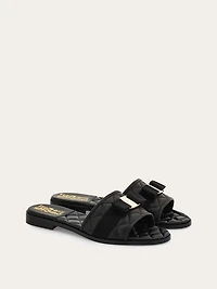 Vara bow quilted slide