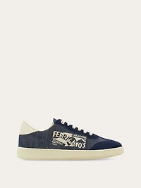 Low-top sneaker with logo