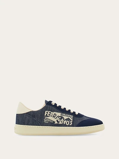 Low-top sneaker with logo