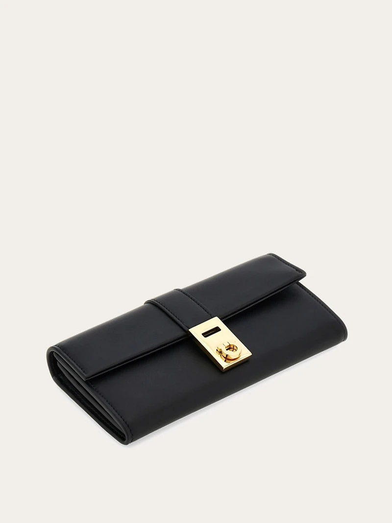 Hug wallet with chain