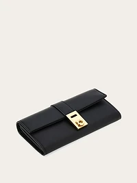 Hug wallet with chain