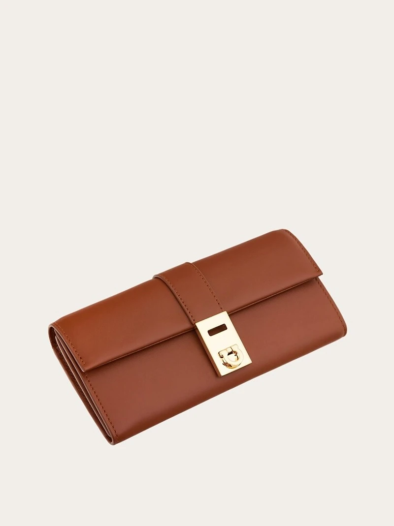 Hug wallet with chain