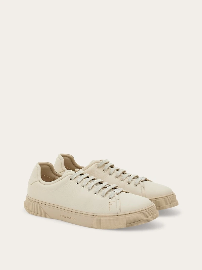 Elastic lace sneaker