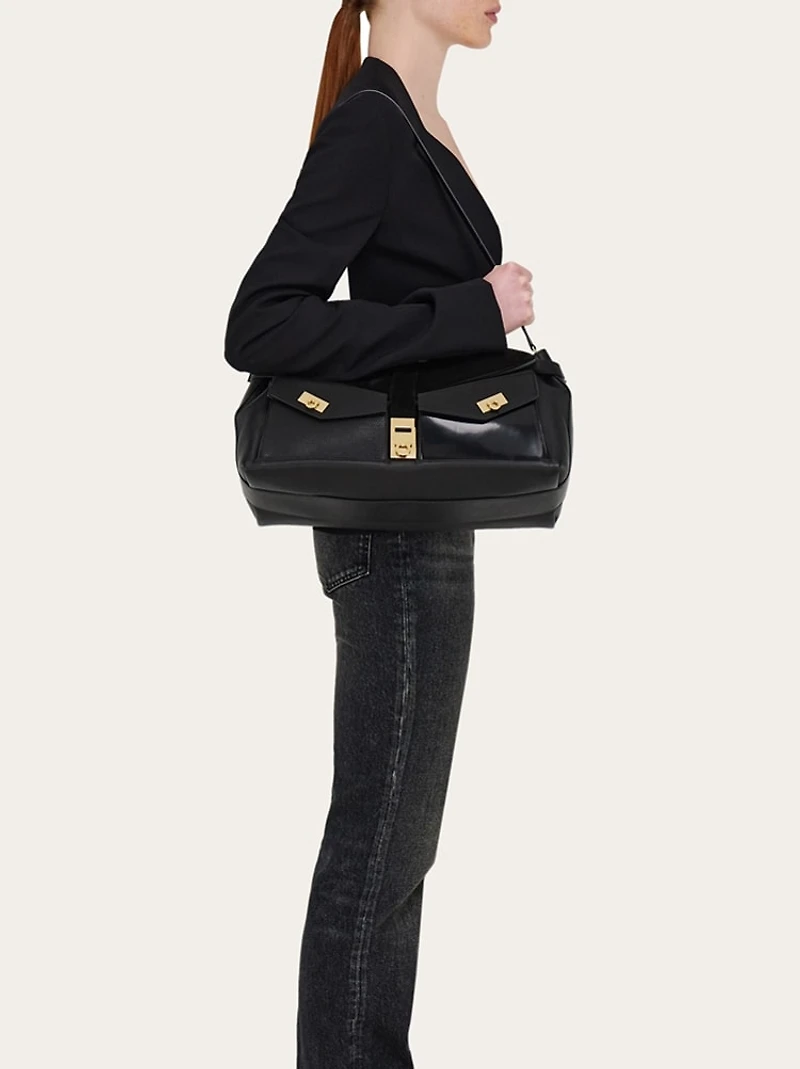 Multipocket Hug crossbody bag