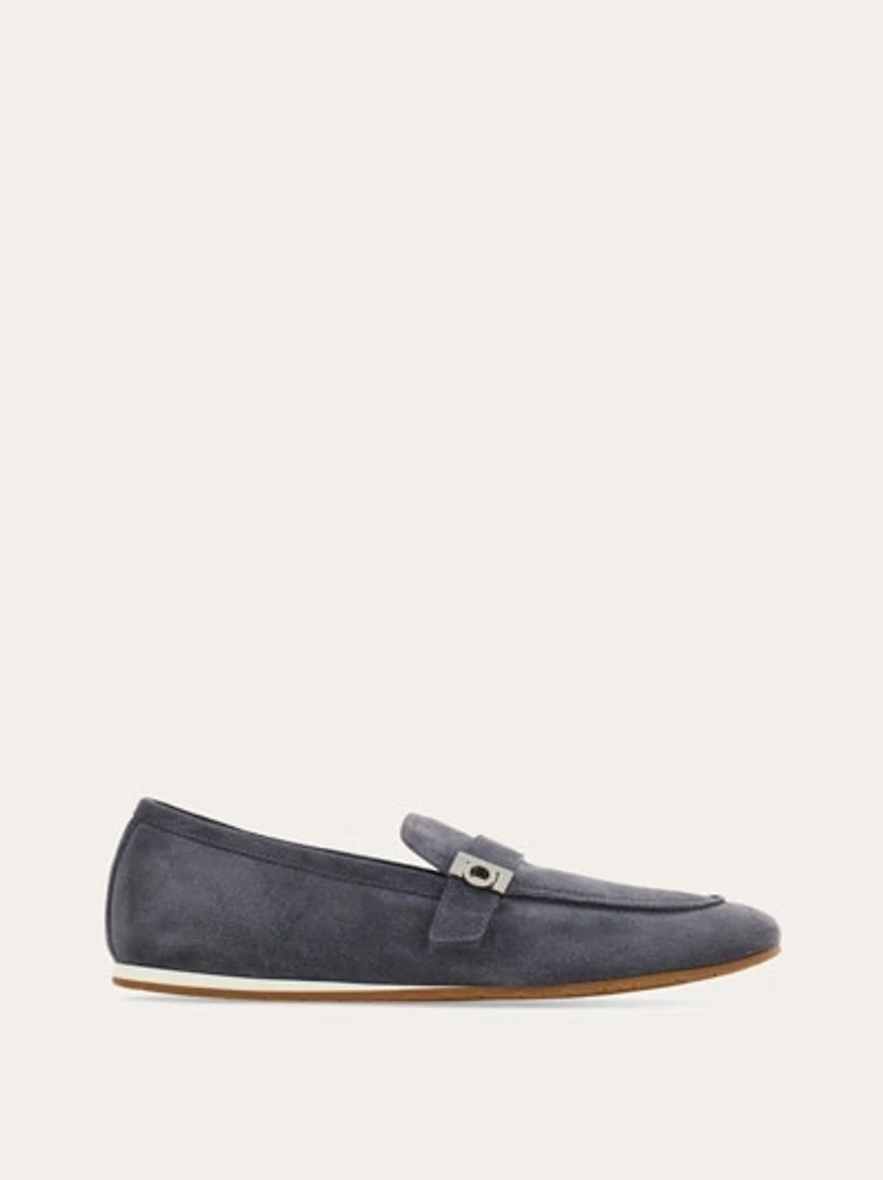 Hug buckle loafer