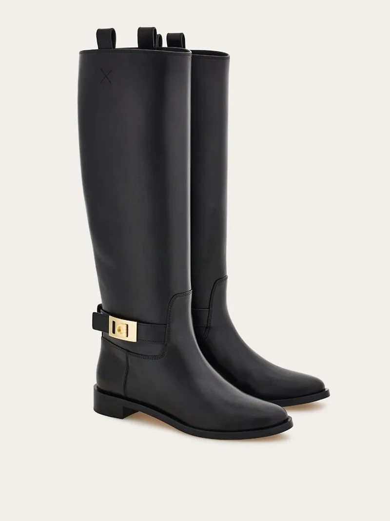 Knee high boot with Hug buckle detail