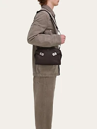 Hug messenger bag