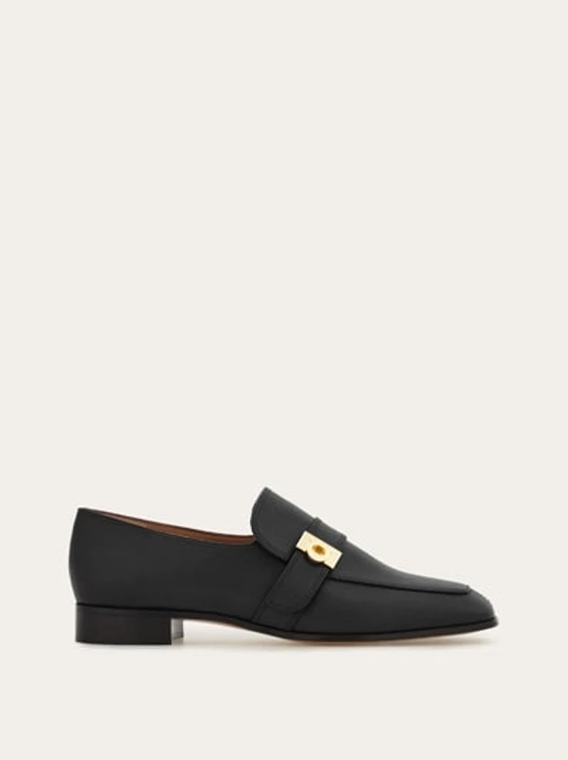 Hug buckle loafer