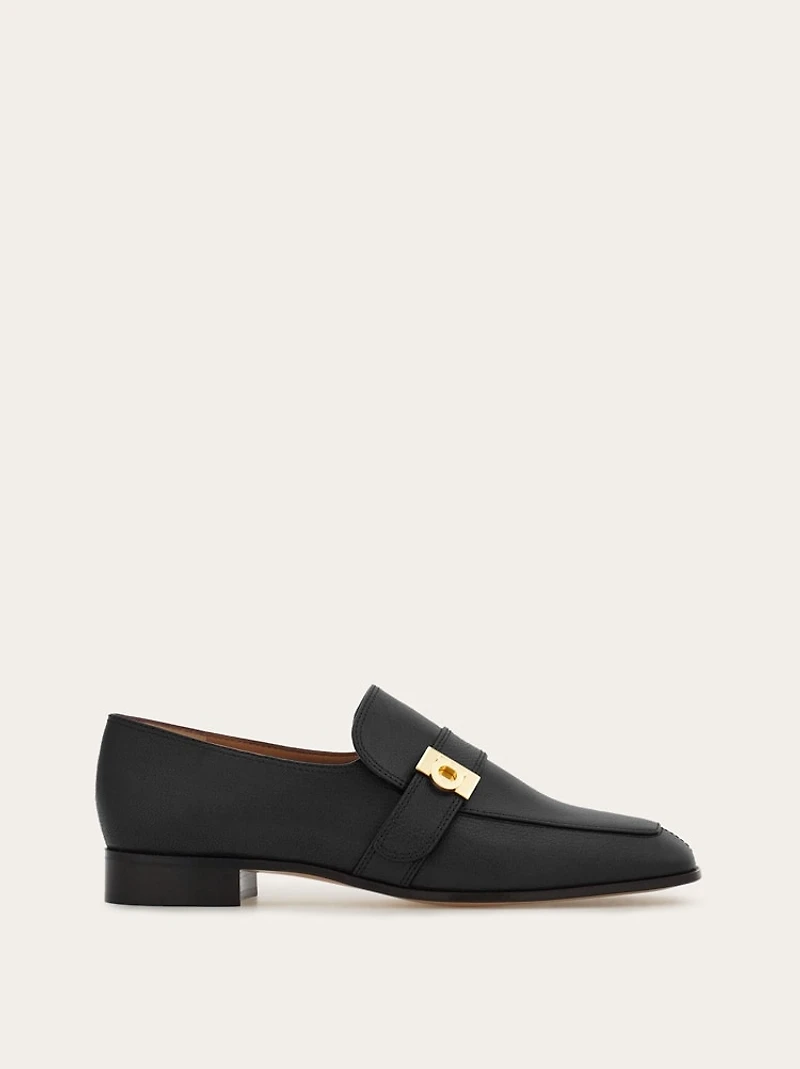 Hug buckle loafer