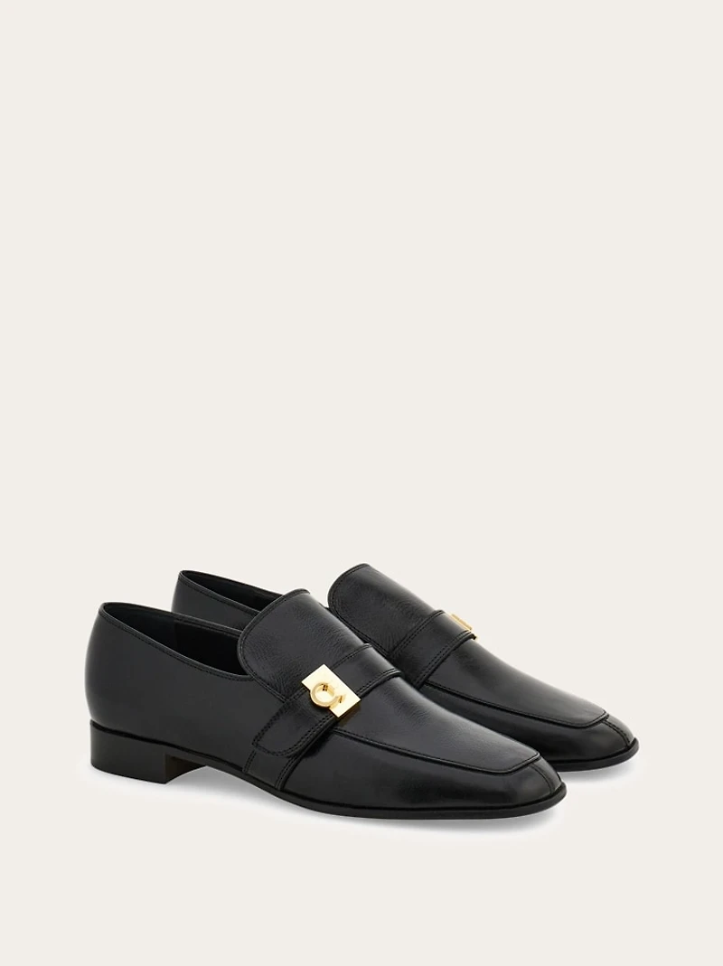 Hug buckle loafer