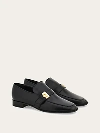 Hug buckle loafer