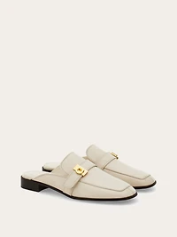 Hug buckle mule