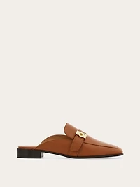 Hug buckle mule