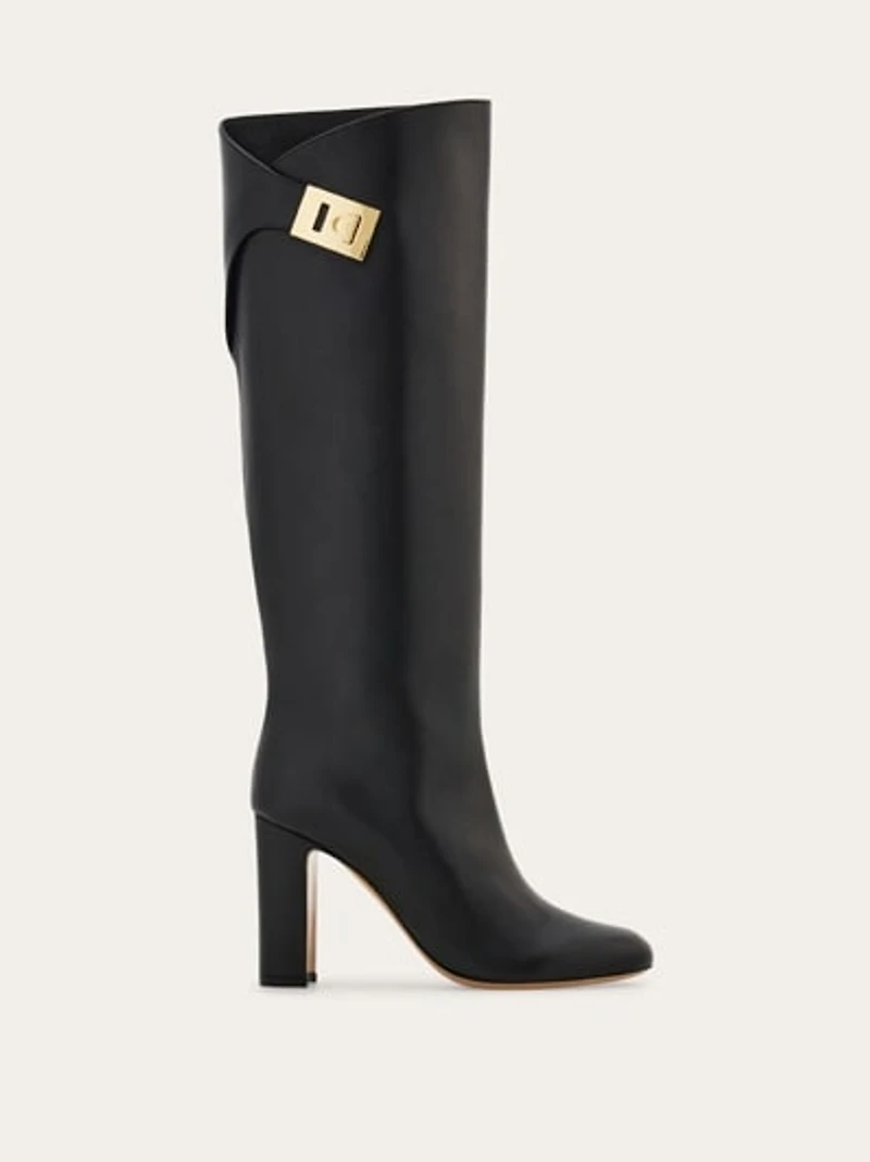 Knee high boot with Hug buckle detail