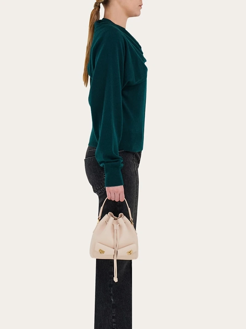 Multipocket bucket bag