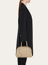 Hug handbag with studs (M)