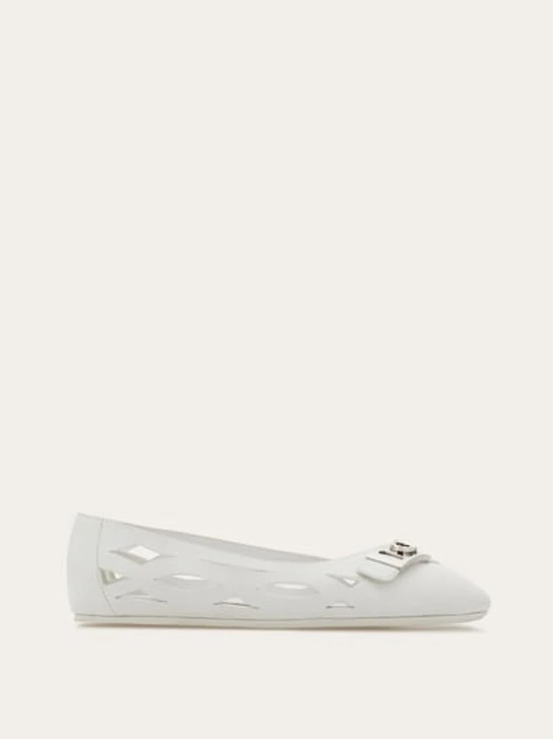 Hug buckle ballet flat